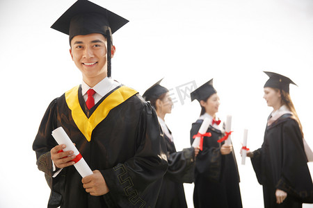 毕业生背景摄影照片_大学生穿着学士服庆祝毕业