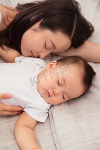 躺着睡觉的婴儿摄影照片_妈妈和宝宝睡觉