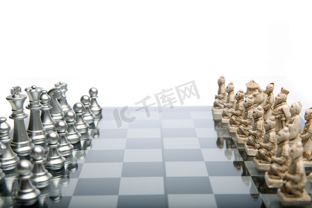 桌凳排列摄影照片_静物兵马俑国际象棋