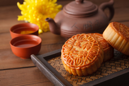 瓷器餐具摄影照片_静物月饼和茶具