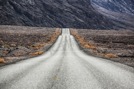 西部公路摄影照片_汽车广告背景图