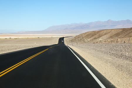 沙漠戈壁蓝天摄影照片_汽车广告背景图