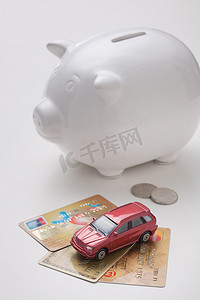 中国银行卡摄影照片_汽车模型存钱罐