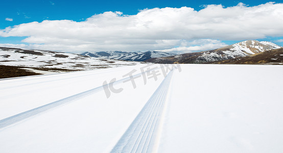 路的方向摄影照片_被雪覆盖的公路