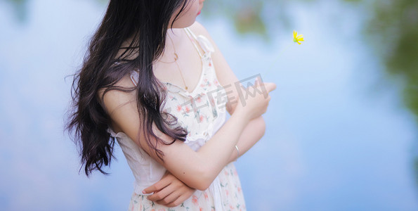 初夏小清新摄影照片_河边手拿花朵的女士摄影图配图
