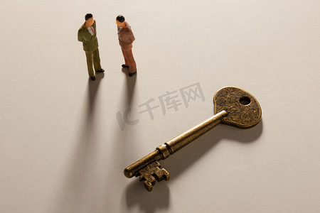 钥匙与商务人士小雕像