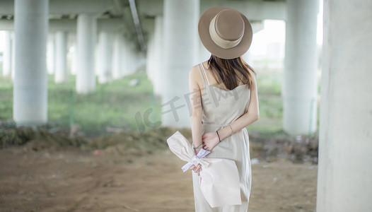 初夏小清新摄影照片_桥底下的美女摄影图配图