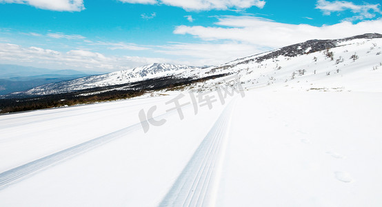 前进方向摄影照片_被雪覆盖的公路