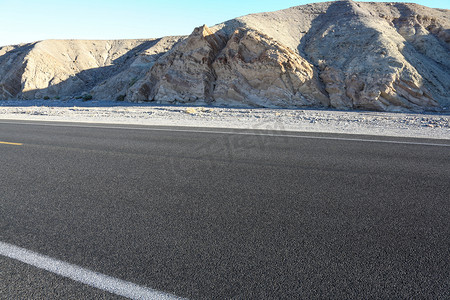 汽车沙漠摄影照片_汽车广告背景图