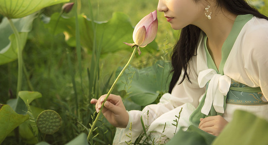 花古风摄影照片_夏天古风手拿荷花女子摄影图配图