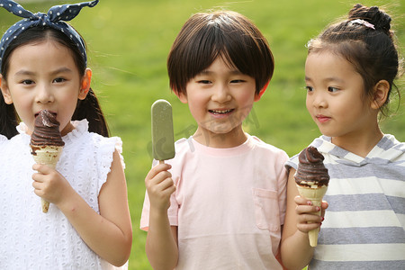吃冰棍摄影照片_快乐的孩子吃冰棍