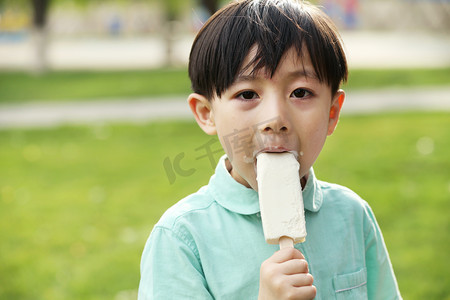 吃冰棍摄影照片_小男孩吃冰棍