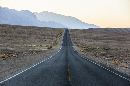 前进的公路摄影照片_汽车广告背景图