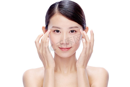 宝宝趴着小床上哭