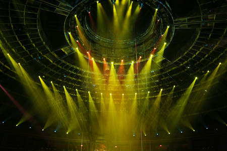 黄色舞台光束摄影照片_剧院内舞台与灯光