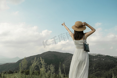 小清新唯美摄影照片_山上的女子背影摄影图配图