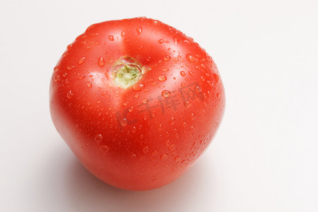 有水珠的背景摄影照片_西红柿
