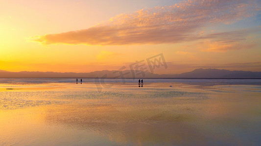 湖泊落日茶卡盐湖天空之境夕阳摄影图配图