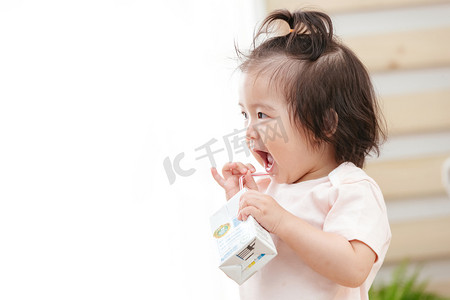 健康生活月摄影照片_可爱宝宝喝奶