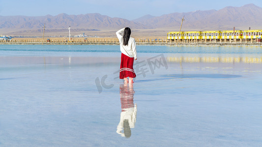 旅行背影摄影照片_青海旅行茶卡盐湖女孩背影摄影图配图