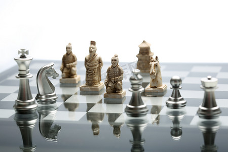 西方古典摄影照片_静物兵马俑国际象棋
