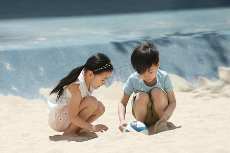 儿童在户外玩沙子