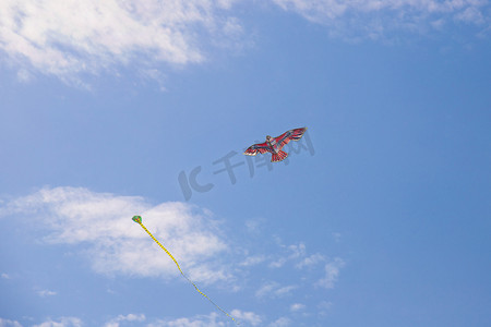 放飞春天摄影照片_天空中飞行的风筝摄影图配图