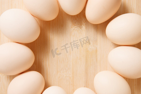 木质案板摄影照片_鸡蛋