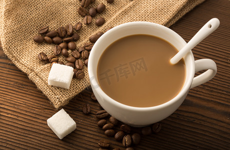 低卡新奶茶摄影照片_桌子上的咖啡与方糖