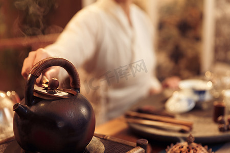 中国古典传统摄影照片_青年女人泡茶