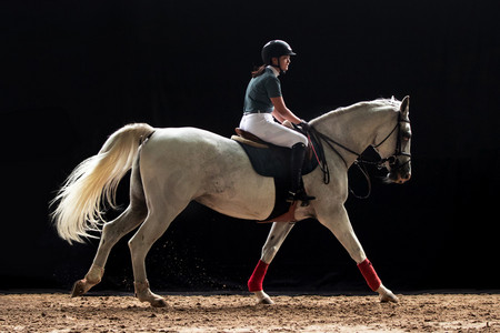 骑马的帅气女孩