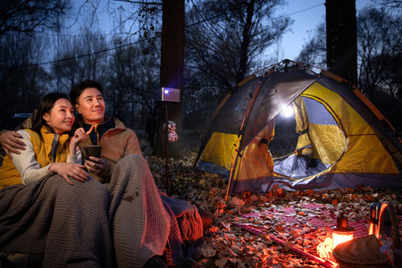 幸福夫妇夜晚在户外露营