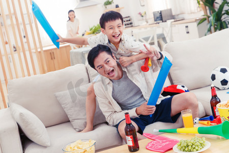 亚洲男孩摄影照片_父亲和儿子看体育比赛
