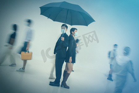 拿着雨伞的商务男女戴着口罩站在人群中