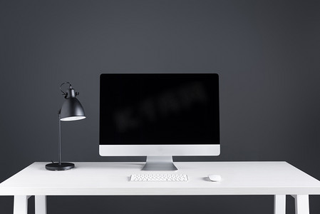 键盘拟人摄影照片_桌上有键盘和电脑鼠标的台式电脑 