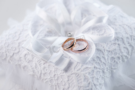 在花边枕头上的结婚戒指