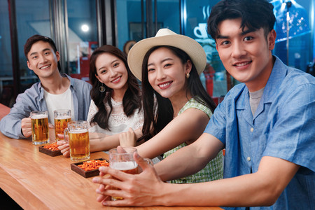 青年朋友在酒吧喝酒