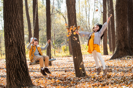 秋天快乐的儿童们在户外玩耍