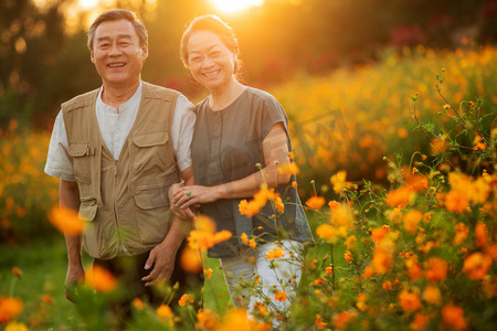 花丛中幸福的老年夫妇