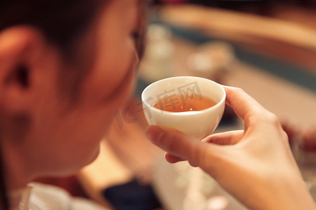 中国传统复古摄影照片_青年女人喝茶
