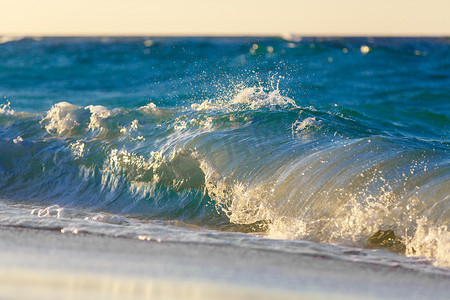 在热带海洋上日落海滩上的海浪