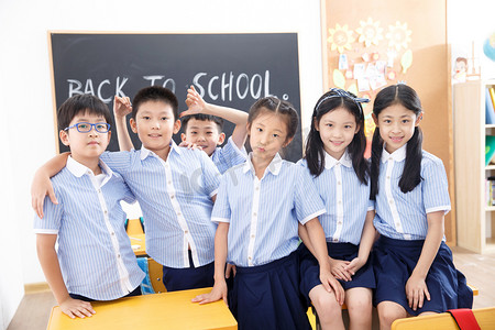 小学女生摄影照片_可爱的小学生在教室里