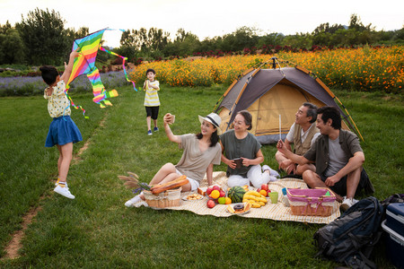 快乐的一家人在郊外野餐