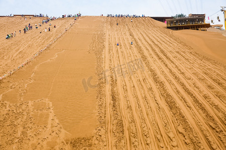 产生摄影照片_滑沙、 沙漠旅游产生的背景