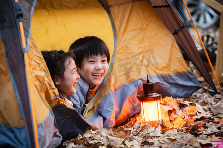 秋天人摄影照片_户外郊游帐篷里的儿童