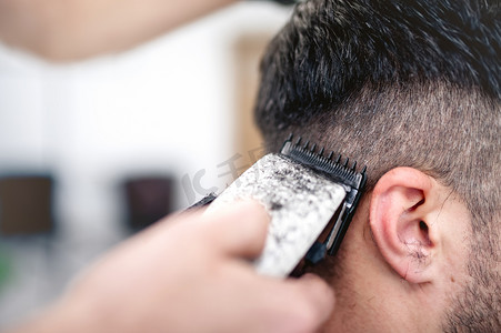 男士发型设计，与在理发师店或发廊理发器理发