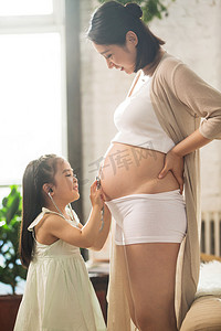 幸福孕妇摄影照片_孕妇妈妈和小女孩