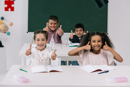 中小学教材摄影照片_多民族中小学依竖起大拇指