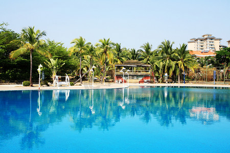 在棕榈树的中国酒店的游泳池。中国三亚
