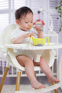 餐饮套摄影照片_可爱的宝宝自己吃饭